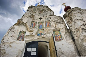 Ρωσία - Τό σκαλισμένο μέσα στά ἄσπρα βράχια μοναστήρι - Φωτογραφία 2