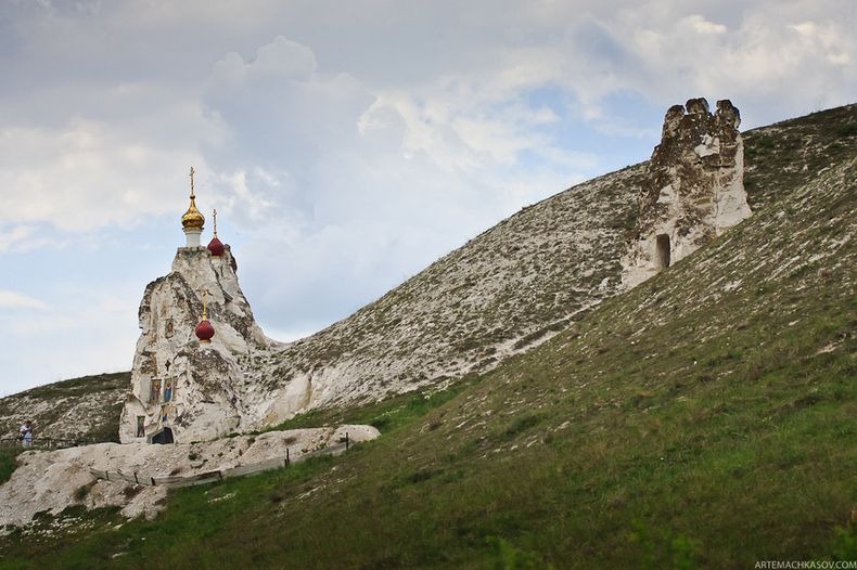 Ρωσία - Τό σκαλισμένο μέσα στά ἄσπρα βράχια μοναστήρι - Φωτογραφία 4