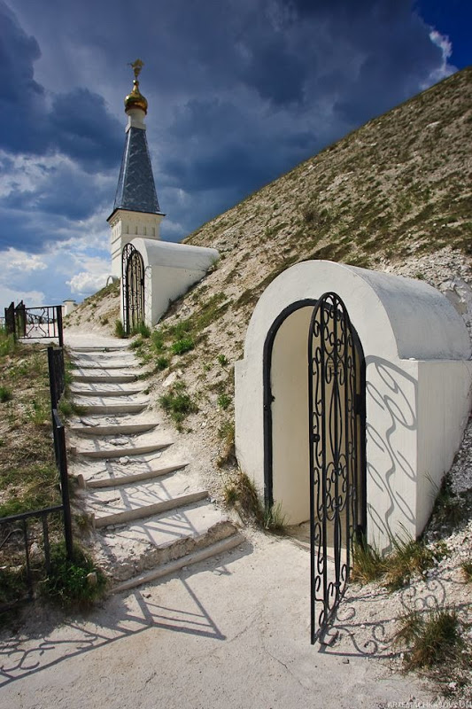 Ρωσία - Τό σκαλισμένο μέσα στά ἄσπρα βράχια μοναστήρι - Φωτογραφία 5