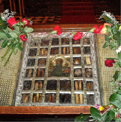 Η θαυματουργή βυζαντινή εικόνα της Παναγίας Οδηγήτριας με ενσωματωμένα λείψανα 32 αγίων - Φωτογραφία 1