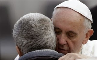 Ο πάπας Φραγκίσκος αγκάλιασε έναν άνδρα χωρίς πρόσωπο (Προσοχή σκληρές εικόνες) - Φωτογραφία 1