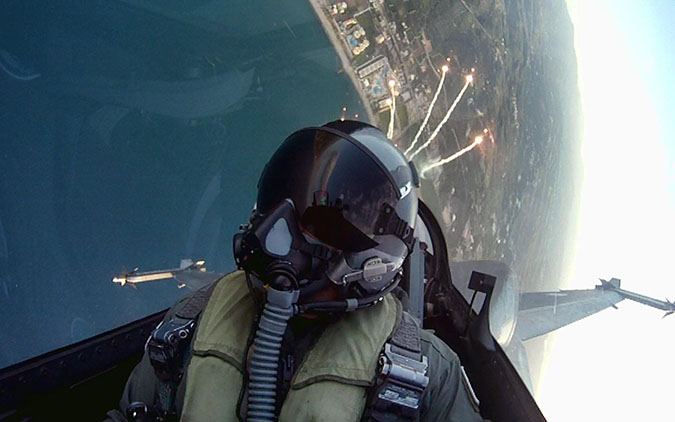 Αυτός είναι ο πιλότος του F-16 που εντυπωσίασε στη στρατιωτική παρέλαση...[photos+video] - Φωτογραφία 3