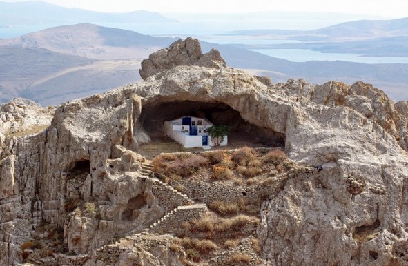 ΕΚΠΛΗΚΤΙΚΟ: Η μοναδική εκκλησιά στον κόσμο χωρίς σκεπή και φυσικά βρίσκεται σε νησί του Αιγαίου... [photos] - Φωτογραφία 2