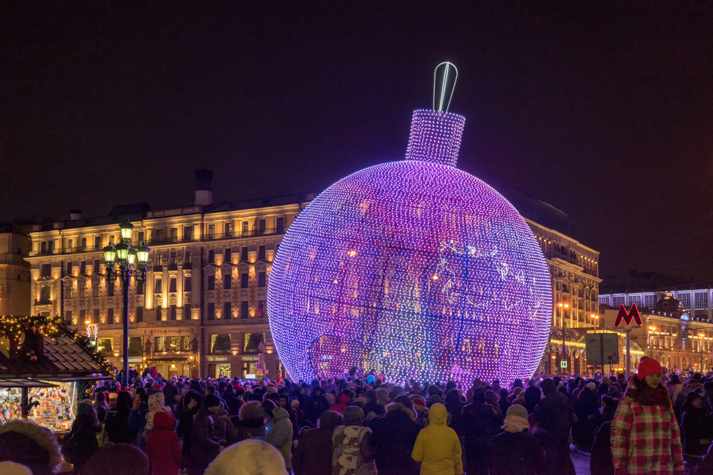 Η Μόσχα πρωτοπορεί: Αντί για δέντρο, στόλισε γιγαντιαία χριστουγεννιάτικη μπάλα - Φωτογραφία 2