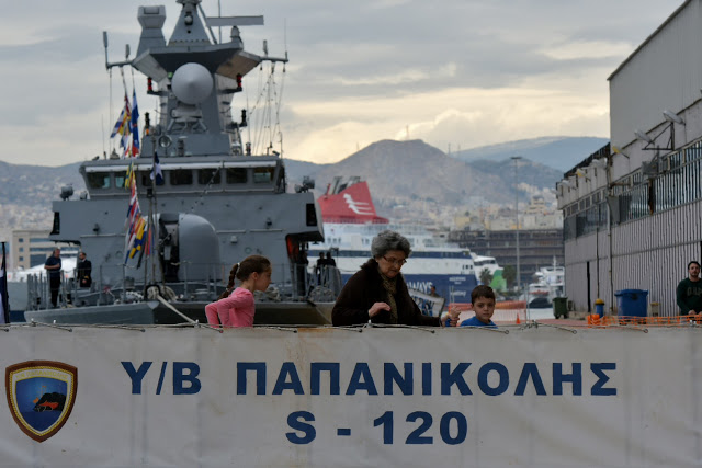 Φωτογραφίες από Επίσκεψη Κοινού σε Πολεμικά Πλοία για τον Εορτασμό του Αγ. Νικολάου στον Πειραιά - Φωτογραφία 2