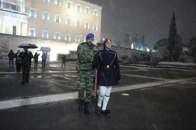 Τώρα Αθήνα -2C: Η φωτογραφία από προεδρική φρουρά που κάνει τον γύρο του διαδικτύου και ΣΥΓΚΛΟΝΙΖΕΙ... - Φωτογραφία 4