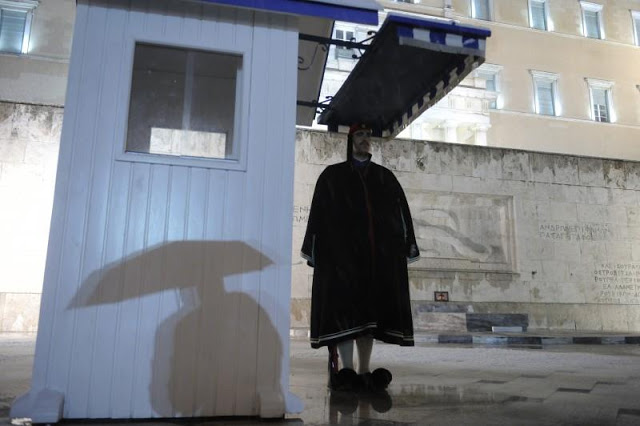 Τώρα Αθήνα -2C: Η φωτογραφία από προεδρική φρουρά που κάνει τον γύρο του διαδικτύου και ΣΥΓΚΛΟΝΙΖΕΙ... - Φωτογραφία 5