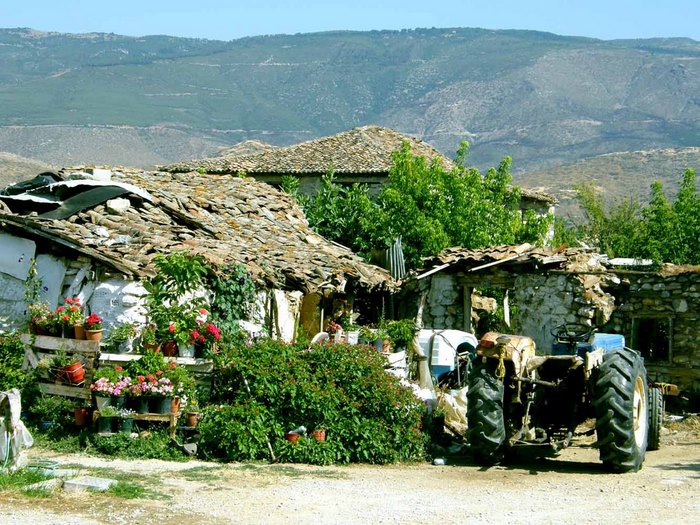Στο πιο πλούσιο χωριό της Ελλάδας δεν υπάρχει κρίση και ανεργία. Δείτε γιατί οι 700 κάτοικοι του χωριού ζουν σαν... κροίσοι [photos] - Φωτογραφία 20