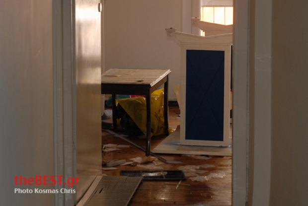 Αντιεξουσιαστές έσπασαν τα γραφεία της Χρυσής Αυγής στην Πάτρα - Φωτογραφία 2