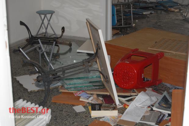Αντιεξουσιαστές έσπασαν τα γραφεία της Χρυσής Αυγής στην Πάτρα - Φωτογραφία 3