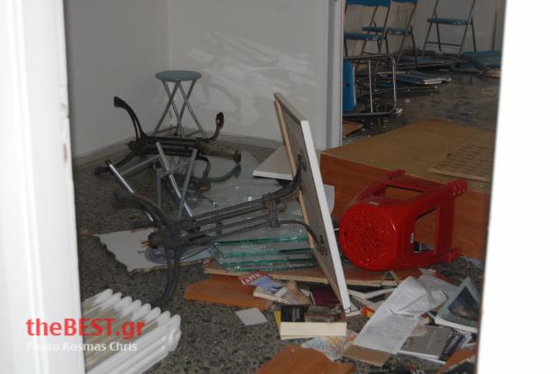 Αντιεξουσιαστές έσπασαν τα γραφεία της Χρυσής Αυγής στην Πάτρα - Φωτογραφία 4