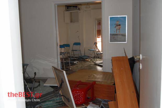 Αντιεξουσιαστές έσπασαν τα γραφεία της Χρυσής Αυγής στην Πάτρα - Φωτογραφία 5