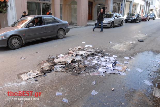 Αντιεξουσιαστές έσπασαν τα γραφεία της Χρυσής Αυγής στην Πάτρα - Φωτογραφία 6