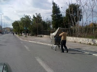 Έγινε και ντετέκτιβ… η Πιπιλή για να ανακαλύψει που πάνε οι αλλοδαποί με τα καροτσάκια... - Φωτογραφία 3