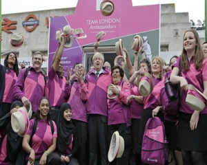 Σάλος για τις ροζ στολές των εθελοντών των Ολυμπιακών Αγώνων του Λονδίνου - Φωτογραφία 1