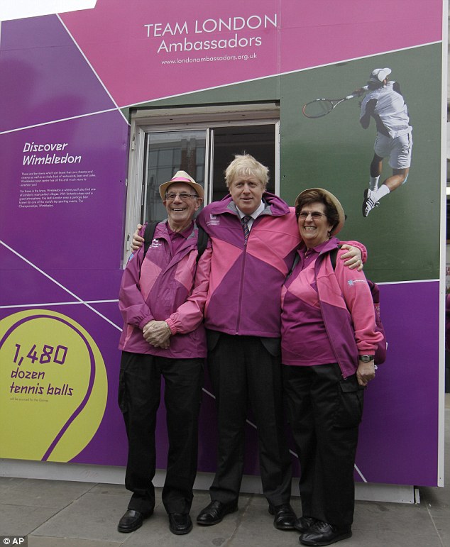 Σάλος για τις ροζ στολές των εθελοντών των Ολυμπιακών Αγώνων του Λονδίνου - Φωτογραφία 3