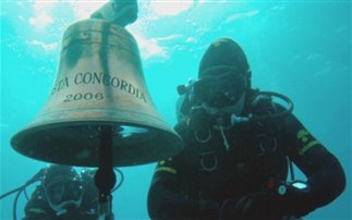 ΑΠΙΣΤΕΥΤΟ: Υποβρύχιοι-κλέφτες πήραν την καμπάνα του Concordia - Φωτογραφία 1