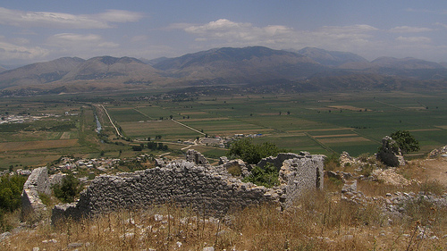 Λάμπηδες αλβανοί τιμούν το ολοκαύτωμα ενός ελληνικού χωριού, ως σπουδαίο ιστορικό γεγονός!!! - Φωτογραφία 1