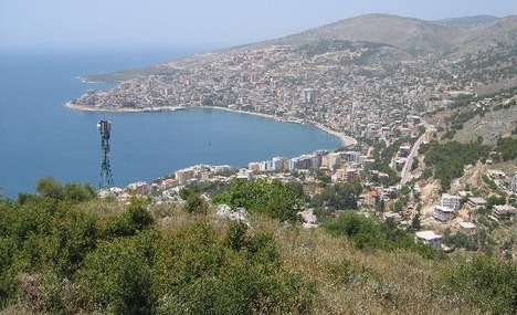Λάμπηδες αλβανοί τιμούν το ολοκαύτωμα ενός ελληνικού χωριού, ως σπουδαίο ιστορικό γεγονός!!! - Φωτογραφία 2