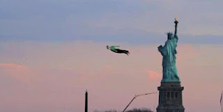 Ιπτάμενοι άνθρωποι στον ουρανό της Νέας Υόρκης - Φωτογραφία 1