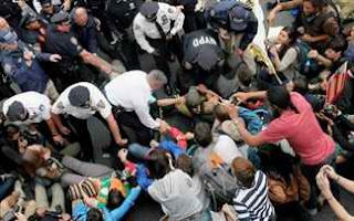Συλλήψεις δεκάδων διαδηλωτών του κινήματος Occupy Wall Street... - Φωτογραφία 1