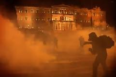 Καρέ καρέ η λεηλασία καταστημάτων τη μαύρη νύχτα της Αθήνας