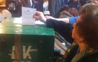 Με τα ρόπαλα πήγαν σε εκλογικό κέντρο στα Βριλήσσια - Φωτογραφία 1