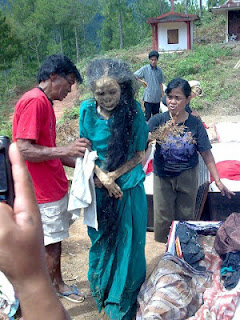 Ζωντανοί-νεκροί στην Ινδονησία! Δείτε την φωτογραφία που έκανε τον γύρο του διαδικτύου! (φώτο) - Φωτογραφία 1