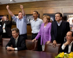 Απίθανη φωτογραφία: Μέρκελ, Ομπάμα, Κάμερον βλέπουν μαζί τη νίκη της Τσέλσι - Φωτογραφία 1