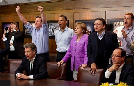 Οι πανηγυρισμοί του πρωθυπουργού της Αγγλίας Κάμερον για την νίκη της Τσέλσι - Φωτογραφία 2
