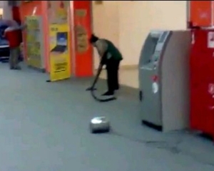 VIDEO: Απίστευτη γκάφα με καθαρίστρια που δεν ξέρει να σκουπίζει! - Φωτογραφία 1