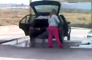 VIDEO: Ξανθιά γυναίκα και αμάξι δεν πάνε μαζί! - Φωτογραφία 1