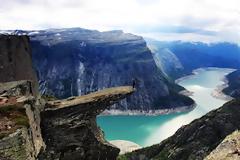 Θα τολμούσες να σταθείς στην άκρη αυτού του βράχου;