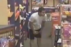 Παιδόφιλος ακολουθεί παιδιά σε πολυκατάστημα! Φωτογραφίες - σοκ