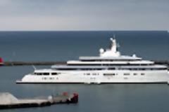 Κακομαθημένοι μεγιστάνες ανταγωνίζονται για το ποιος έχει το μεγαλύτερο γιοτ