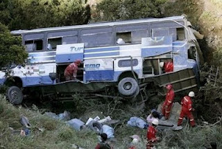 ΣΟΚ - Δώδεκα φοιτήτριες Νεκρές απο πτώση λεωφορείου στον Γκρεμό - Φωτογραφία 1