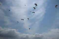 Επίδειξη αλεξιπτωτιστών στο αεροδρόμιο Δημόκριτος στην Αλεξανδρούπολη