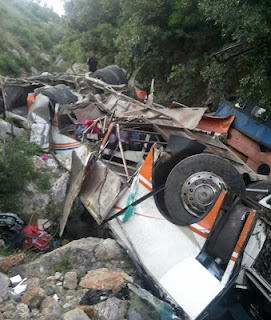 Λεωφορείο έπεσε στο γκρεμό - 12 φοιτήτριες είναι νεκρές - Φωτογραφία 2