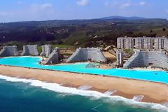 Βουτιές στη μεγαλύτερη πισίνα του κόσμου