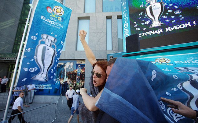 ΔΕΙTE: Τόπλες ακτιβίστριες άρπαξαν το κύπελλο του Euro 2012 - Φωτογραφία 3