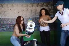 ΔΕΙTE: Τόπλες ακτιβίστριες άρπαξαν το κύπελλο του Euro 2012