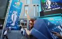 ΔΕΙTE: Τόπλες ακτιβίστριες άρπαξαν το κύπελλο του Euro 2012 - Φωτογραφία 3