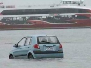 ΑΠΙΣΤΕΥΤΟ: Έπεσαν με το αυτοκίνητο στην θάλασσα επειδή τους το είπε το GPS! - Φωτογραφία 1
