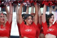 ΦΟΡΕΣΑΝ ΠΡΩΤΕΣ ΤΟ ΝΕΟ ΜΠΛΟΥΖΑΚΙ ΤΟΥ ΘΡΥΛΟΥ ΟΙ RED DROPS! (PHOTOS)