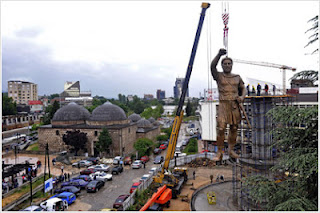Δεν τους πτοεί τίποτα τους Σκοπιανούς-Σήμερα έστησαν νέο άγαλμα 13 μέτρων με τον Φίλιππο! - Φωτογραφία 1