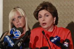 Την απέλυσαν επειδή έχει τεράστιο στήθος! [φωτο]