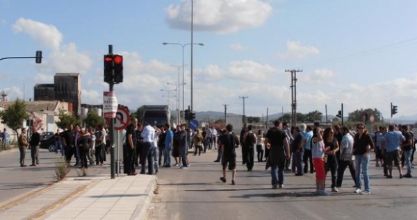 Επεισόδια ΤΩΡΑ στην Πάτρα για αντίποινα της δολοφονίας 29χρόνου!!! Κάτοικοι πολιορκούν κτίριο με λαθρομετανάστες.. - Φωτογραφία 2