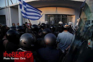 Χάος στην Πειραϊκή Πατραϊκή- Χρυσαυγίτες έκαναν επίθεση με μπουλντόζα! - Χτύπησαν αστυνομικό και του πήραν την μηχανή- Υπάρχουν τραυματίες- Βροχή τα δακρυγόνα.. - Φωτογραφία 2