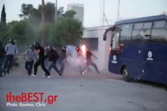 Χάος στην Πειραϊκή Πατραϊκή- Χρυσαυγίτες έκαναν επίθεση με μπουλντόζα! - Χτύπησαν αστυνομικό και του πήραν την μηχανή- Υπάρχουν τραυματίες- Βροχή τα δακρυγόνα..