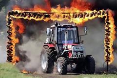 Τι καλύτερο από αγώνα με τρακτέρ, λάσπη και φωτιά;